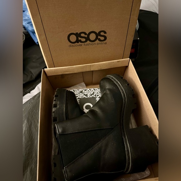 ASOS Chunky lug-sole black boots. Size 7.5 - Picture 8 of 9